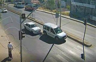 Kırmızı ışığı fark etmeyen otomobil sürücüsü...