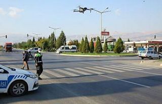 Kırmızı ışıkta geçenler drone ile yakalandı