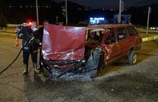 Kırmızı ışıkta geçti: 4 yaralı