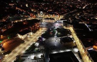 Kısıtlama sonrası tarihi kent meydanında kartpostallık...