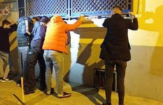 Kısıtlamada polisten kaçan şüphelinin çorabından...