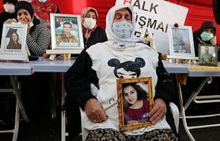 Kızının tişörtünü alıp HDP önündeki evlat...