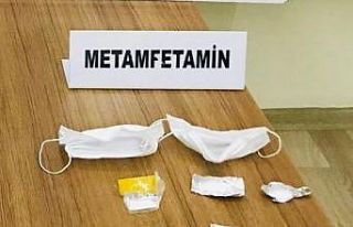 Kollarına taktıkları maskeden uyuşturucu çıktı