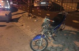 Kontrolden çıkan motosiklet çöp konteynerine çarptı