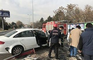 Kontrolden çıkan otomobil bariyerlere çarptı:...