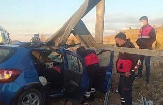 Kontrolden çıkan otomobil bariyerlere çarptı:...