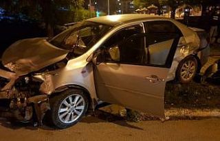 Kontrolden çıkan otomobil duvara çarparak durabildi