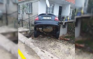 Kontrolden çıkan otomobil eve daldı