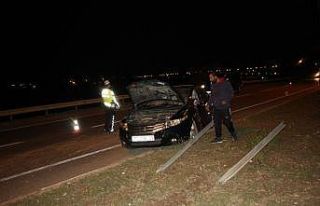 Kontrolden çıkan otomobil refüje çıkıp yön...