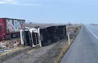 Kontrolden çıkan tır devrildi: 1 yaralı