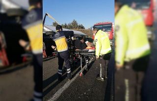 Kontrolden çıkan tır şarampole devrildi