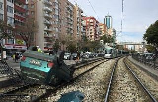 Konya’da otomobil tramvay yoluna takla attı