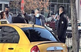 Korona virüsü temaslısı bankaya girmeye çalışırken...