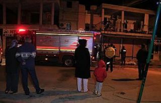 Koronavirüs tedbirlerini hiçe sayıp yangını izlediler