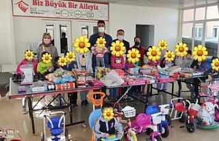 Korumaya muhtaç çocuklara oyuncak, bisiklet ve kitap...