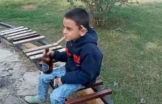 Küçük çocuğun eline içki, sigara verip o anları...
