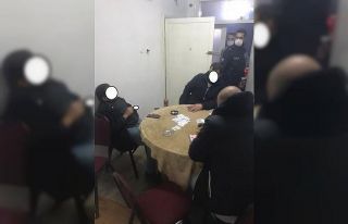 Kumar oynarken yakalandı, ceza yazılmasını sigara...