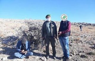 Kuş avlamak için kaçak avcı kulübesi yapan şahıslara...