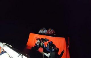 Kuşadası açıklarında can salları içinde 36...