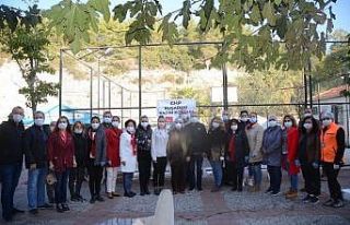 Kuşadası’nda CHP’li kadınlardan depremzedelere...