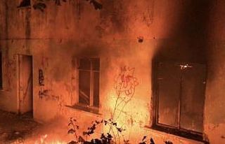 Kuşadası’nda metruk bina yangını korkuttu