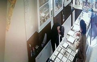 Kuyumcudan tırnakçılık yöntemiyle yüzlük çalan...