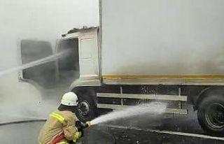 Lastikten çıkan kıvılcımlar kamyonu yaktı