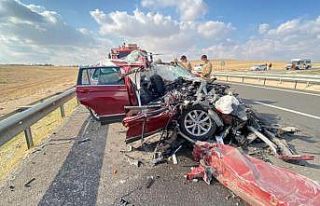 Lüks araç tıra arkadan çarptı: 4 yaralı