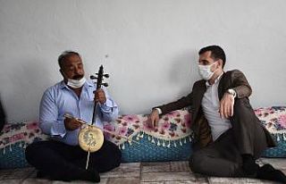 Mahallelerini ziyaret eden Kaymakam için Türkçe...