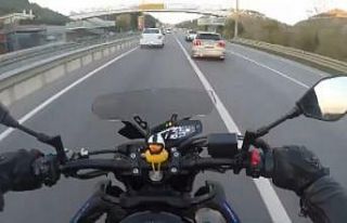 Makas atarak trafiği birbirine katan otomobil kamerada