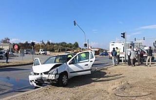 Manavgat ilçesinde ticari araç ile otomobil çarpıştı:...