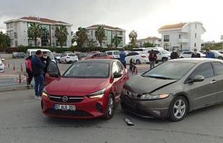 Manavgat’ta iki otomobil çarpıştı: 1 yaralı