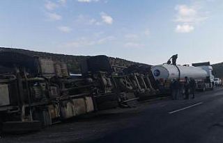 Mardin’de ham petrol yüklü tır devrildi