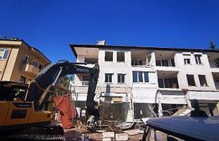 Marmaris’te depreme dayanıksız binalar yıkılıyor