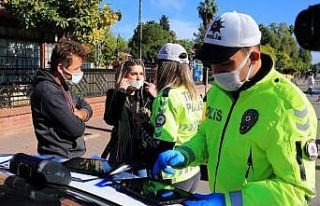 Maske takmayan kadın, polisleri tehdit edip gazetecilere...