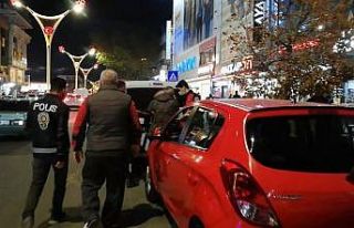 Maskeyi uygun takmadığı için yazılan cezaya tepki...