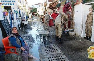 Mehmetçik Serpil teyzenin yaralarını sarıyor