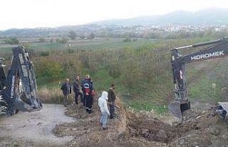 Menfezde sıkışan 4 ineği itfaiye ve zabıta ekipleri...