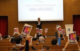 Merkezefendi Belediyesinden100 öğrenciye daha tablet...