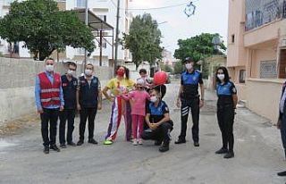Mersin polisi lösemili çocukları mutlu etti