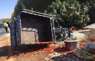 Mersin’de taktak motoru devrildi: 4 yaralı