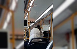 Metroda "neden sarılıyorsun" kavgası...