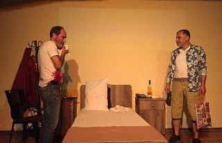 Mezitli’de ’kırmızı’ adlı oyun sahnelendi