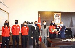 Milli sporcular Kaymakam Atasoy’u ziyaret etti