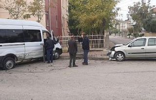 Minibüs ile otomobil çarpıştı: 1 yaralı
