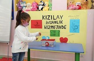 Minik öğrenciler kumbaralarındaki paraları depremzedelere...