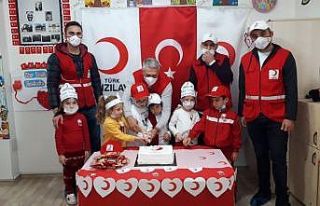 Minikler Kızılay Haftası’nı pasta keserek kutladı