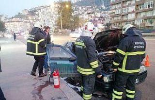 Motoru tutuşan otomobili kül olmaktan itfaiye kurtardı