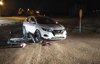 Motosiklet ile otomobil çarpıştı: 2 yaralı