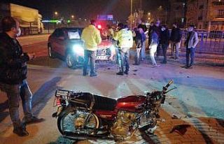 Motosiklet ile otomobil kafa kafaya çarpıştı:...